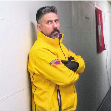 Genuss und Ehrgeiz - Fabio Rampa ist seit bald neun Jahren Physiotherapeut des Schweizer Eishockey-Nationalteams. Zum ersten Mal erlebt der Aristauer aber Olympische Spiele in Europa und eine Weltmeisterschaft in der Schweiz.
Bild: SIHF