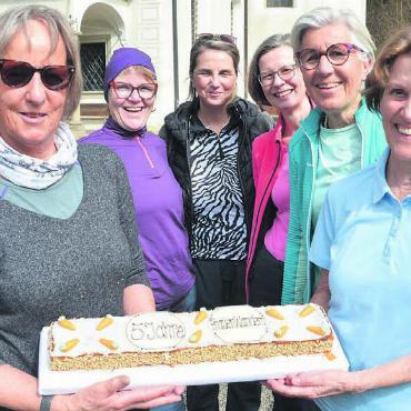 Sich anders begegnen - Die «FrauenWandern»-Gründerinnen Margrit Oggenfuss (links) Beatrice Koller Bichsel (2. von rechts), und Monika Dettwiler-Ackermann (rechts) sind dankbar über die Unterstützung des Vorstandes der Frauengemeinschaft Rudolfstetten bestehend aus Cécile Hanhart, Zita Imhof und Susanne Nabholz (Mitte). Bilder: Roger Wetli