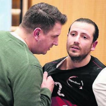 Elf Minuten geträumt - Wohlen-Trainer Ingmar Steiger nimmt Captain Manuel Frey zur Brust.