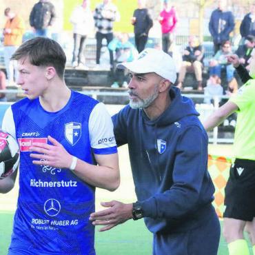 Zeigen, was man draufhat - Eines der vielen Eigengewächse im Team: Sandi Sulejmanagic wird von Trainer Piu instruiert. Bild: spr/Archiv