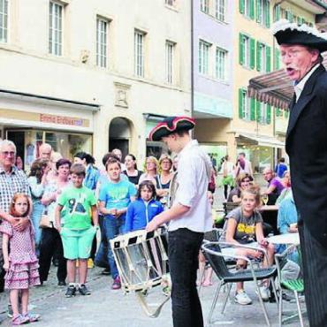 Aufbruch in die Zukunft - Bremgarter Geschichte, auf unterhaltsame Art vorgetragen: Stadtführer Hans Peter Flückiger als Berner Landvogt, 2017 vor dem Gasthaus «Engel» in der Marktgasse. Bild: Archiv