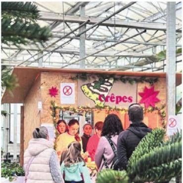 Viele begeisterte Besucher - Die frischen Crêpes der Oberstufenschüler fanden grossen Absatz.