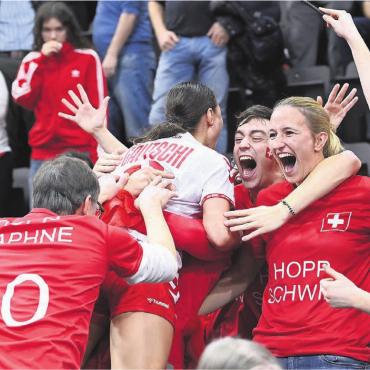 «Wir gehen noch lange nicht heim» - Euphorie nach dem Sieg gegen Kroatien: Daphne Gautschi stürzt sich nach Spielschluss in die Familien-Jubeltraube. Von links: Vater Heinz Gautschi (Nummer 10), Bruder Leon Gautschi, Antonia Albisser, Ex-Fussball-Nati-Torhüterin und Cousine von Lorena Steiner (ganz rechts), der Freundin von Bruder Noah Gautschi. Bilder: Alexander Wagner