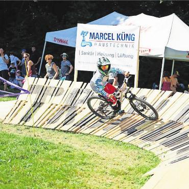 Bergab – und doch ein grosser Erfolg - Die Kids bretterten über diese Steilwandkurve aus Holz.