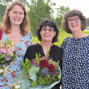 Grundsätzliches Okay erhalten - Kirchenpflegepräsidentin Astrid Winkler (rechts) verabschiedete das Kirchenpflegemitglied Jennifer Lanz (links) und die langjährige Verwaltungsmitarbeiterin Anita Brachs. Bild: Roger Wetli