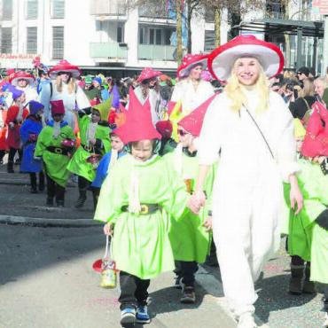 Bunt, fröhlich und voller Fantasie - Der Villmerger Kindergarten präsentiert sich als Märchenfiguren, zu sehen waren Zwerge, Drachen, Froschkönige und vieles mehr. Bilder: Chregi Hansen