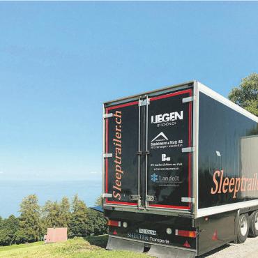 Alpenhüttenflair auf Rädern - Einmal auf der Aussichtsplattform Fünfländerblick nahe dem Bodensee übernachten. Mit dem Sleeptrailer wird dieser Wunsch ganz einfach zur Realität.
