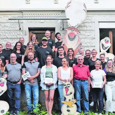 Freude und Erfolg teilen - Das Oldie-Team hat wiederum eine tolle Fasnacht organisiert im Dorf – davon profitieren nun auch verschiedene Dorfvereine. Natürlich darf bei der Spendenübergabe ein Gruppenfoto nicht fehlen. Bild: ake