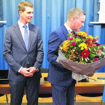 «Historischer Wahlsieg» - Die Gratulation vom Landammann (v.l.): Staatsschreiberin Joana Filippi, Ständerat Thierry Burkart (FDP), Landammann Jean-Pierre Gallati und die frisch gewählte Ständerätin Marianne Binder-Keller (Mitte). Bild: pd