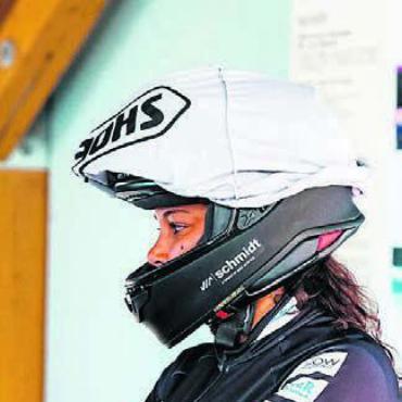 Eis-Feeling gewünscht - Der Weltcup geht bald los für Melanie Hasler. Bild: zg