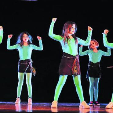 Erste Show geglückt - Die Tänzerinnen und Tänzer boten eine grandiose Vorstellung. Bild: zg