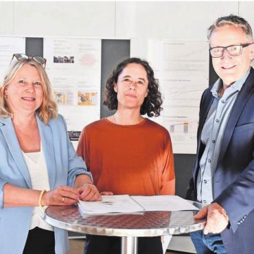 Wohnraum für 24 000 Einwohner - Stellten das «Räumliche Entwicklungsleitbild» vor (v. l.): Claudia Schwarzmaler vom Bereich Planung und Ortsentwicklung, Ines Schmid vom Planungsbüro Metron und Gemeindeammann Arsène Perroud. Bild: Daniel Marti