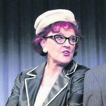 Theaterfrau trifft auf Jungunternehmer - Hildegard Hilfiker ist Präsidentin der Theatergesellschaft und spielt in allen Produktionen mit. Bild: Archiv