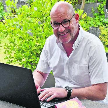 Objekt der Begierde - Roland Näf schreibt, wo es ihm gerade gefällt. Manchmal auch im Garten. Bild: Monica Rast