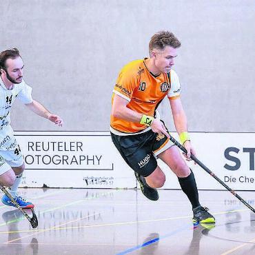 Weitere Freiämter Unterstützung - Der UHC Mutschellen (Stephan Müller, rechts) hatte eine starke Saison in der 2. Liga. Wegen Spielermangels spannt man jetzt mit Unihockey Aargau United zusammen. Bild: zg