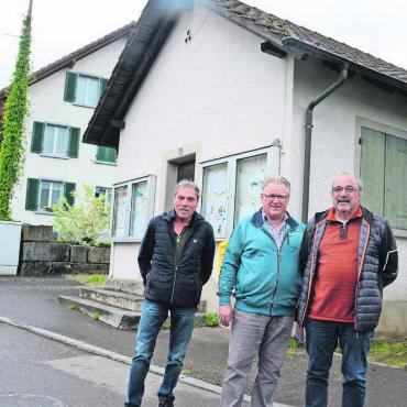Sich wehren gegen Auflagen - Sie setzen sich weiterhin dafür ein, dass das kleine Casino (im Hintergrund) wieder ein Versammlungsort wird (von links): René Seiler, Thomas Moor und Rolf Seiler. Bild: Chregi Hansen