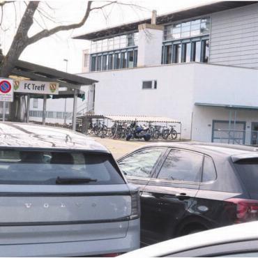 Bauliche Massnahmen vorziehen - Der grosse Parkplatz beim Feuerwehrlokal soll in Zukunft besser vom Schulweg abgetrennt werden. Hier kommt es regelmässig zu heiklen Situationen. Bilder: Chregi Hansen