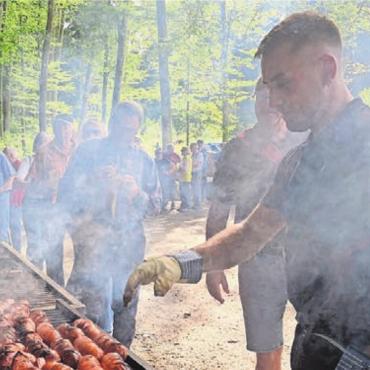Unterwegs mit den Waldarchitekten - Wohlverdient: Die Wurst nach dem Waldumgang.