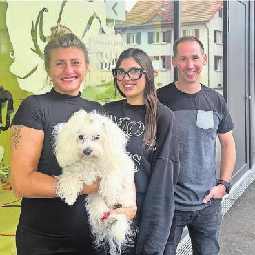 «Wir gehen nirgendwo hin» - Dem Hundesalon geht es gut im «Monolith». Geschäftsführer Sven Gwerder mit Eliza Szimkowicz (links) und Sharon Cacciaguerra. Bilder: Stefan Sprenger