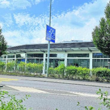 «Local» bleibt vorerst leer - Seit das «Local» vor zwei Jahren geschlossen hat, steht das ehemalige «azag»-Autozentrum leer. Bild: Josip Lasic