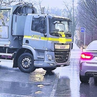Lastwagen als Strassensperren - Die Eingangsstrassen werden für den Umzug mit Lastwagen gesperrt. Bild: Archiv/spr