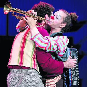 Das einmalige Brockenhaus - Das Clown-Duo «Cirkoscopik» mit Emma Verhaeghe und Joaquim Verrier.