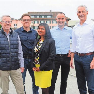 «Wir schauen dann mal» - Die bisherigen Männer Roland Polentarutti, Benjamin Meier, Laurenz Meier und Patrick Keller (von links) erhalten eine neue Frau in ihren Reihen – Dominique Meier wird Nachfolgerin von Heidi Hegglin. Bild: Chregi Hansen