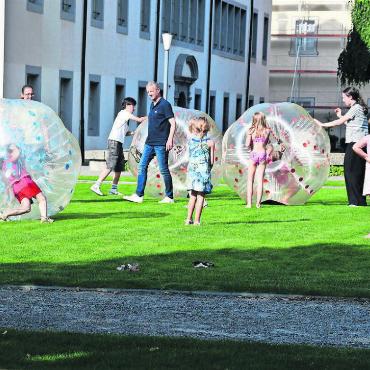 Statt Teerwüste ein Spielplatz - 13. Juni 2025: Anlässlich der Usestuehlete wurde die Klosterhofwiese zum grossen Spielplatz für die Kinder. Bild: Archiv/vaw