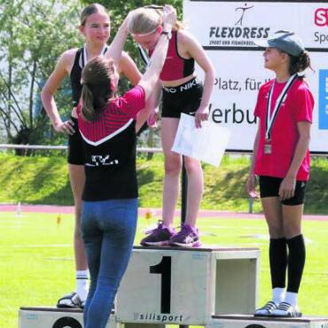 Nächste Generation in den Startlöchern - Eine grosse Ehre: Die Siegerin erhält ihre Goldmedaille überreicht.