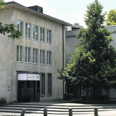 CS-Haus ist künftiger Standort - Einst der Sitz der Neuen Aargauer Bank, dann der CS: Das Bankhaus an der Zentralstrasse 53 wird nach der Zusammenlegung die UBS beheimaten. Bild: Daniel Marti