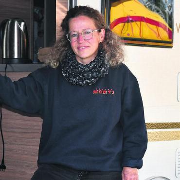Aus einem Witz wurde ernst - Wegen Platzmangel im grossen Unterkunftswagen der Mitarbeitenden hat Sonja Räber ihr eigenes kleines Reich auf dem Circus-Monti-Gelände während der aktuellen Saison. Bilder: Monica Rast