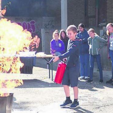 Richtig reagieren - Mit dem Feuerlöscher zu hantieren, machte einigen sogar Spass. Bild: mo