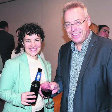 «So funktioniert Demokratie» - Dieses Duo wird in den nächsten beiden Jahren an der Spitze des Dorfparlaments stehen – und hoffentlich harmonieren: Vizepräsidentin Julia Frischknecht und Einwohnerratspräsident Marc Läuffer.