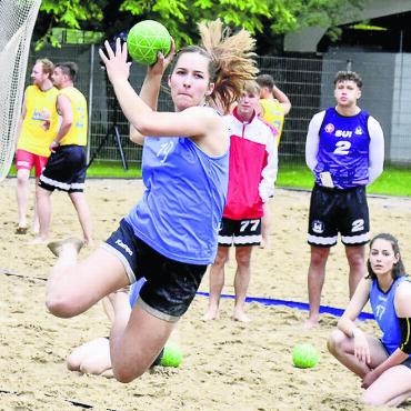 Action auf Sand - Die frühere NLA-Spielerin Francine Biffiger ist im Vorstand von Handball Wohlen im Ressort Beachhandball. Die Wohlerin ist selbst begeisterte Beachhandballspielerin und will den Sport auf Sand vorantreiben. Bild: zg