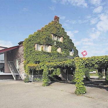 Genuss garantiert seit 1893 - Die markante Treppengiebelfront – Symbol für die Nauer Weine AG in Bremgarten. Bild: zg