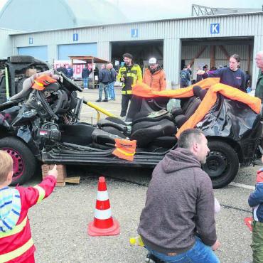 Festbetrieb im Feuerwehrlokal - Ganz nah am «Ort des Unglücks»: Vor allem für die Kinder war der Gang übers Areal ein Erlebnis, überall gab es wieder Spannendes zu entdecken. So wie diese Unfallautos, mit denen die Feuerwehr übt. Bilder: Chregi Hansen