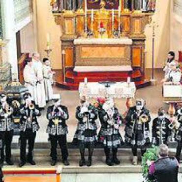 Frohe Botschaft - Die Schränzerclique Niederwil begleitet den Gottesdienst. Bild: zg