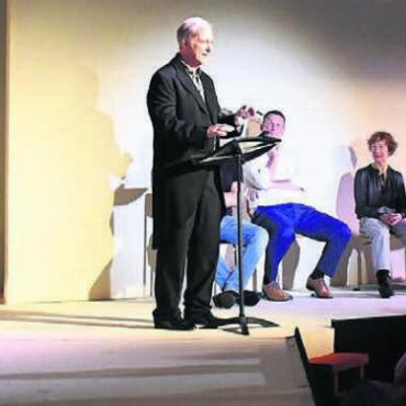 «Eine absolut grosse Ehre» - Mit Sternensaal-Schauspieltruppe und viel Publikum: Hans Melliger würdigte das Schaffen von Stefan Hegi mit einer feinen und humorvollen Laudatio.