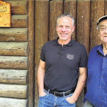 «Wo so mängs Fäschtli stiigt» - Erik Amsler und Traugott Gretler vor der sagenumwobenen Fröschenteich-Waldhütte. Bild: Stefan Sprenger