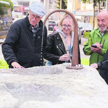 Besucher aus der Eiszeit - Die beiden Spender Silvan (links) und Irene Jancic (rechts) haben selbst grosse Freude am Endergebnis und erhalten viel Lob für ihr Engagement.