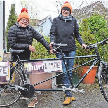 Berühren und bewegen - Das Tandem ist Kult, die orangen Mützen ebenfalls – und ihr Muri-Live auch: Markus Bohren und Paula Loher-Staubli.