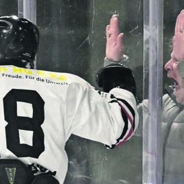 Freude und Trauer - Sie kämpfen, sie treffen, sie lassen ihre Fans ausflippen. Der HC Fischbach-Göslikon zeigt eine Glanzsaison auf dem Eis und holt sich im März den Meistertitel in der 3. Liga. Es ist der grösste Erfolg der Vereinsgeschichte. Und das ganze Dorf feiert mit.