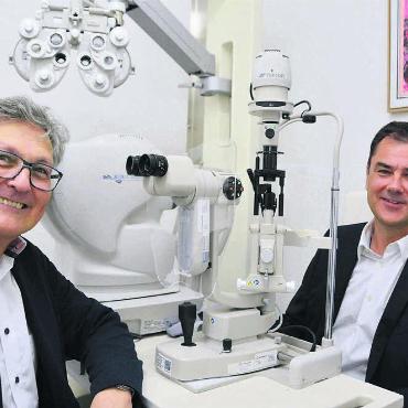 Den Durchblick bewahren - Dietmar Thumm (links) und Matthias Brozek von Dr. Eyepoint setzen sich dafür ein, mit gründlichen Vorsorgeuntersuchungen Augenkrankheiten vorzubeugen und die Sehkraft bis ins hohe Alter zu erhalten. Bild: Sabrina Salm
