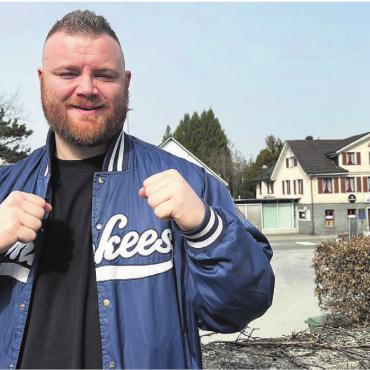 Der Panda im Oktagon - 190 cm gross, 130 kg schwer: Der MMA-Kämpfer Moreno Kacapor will es in die UFC schaffen. Bild: Stefan Sprenger