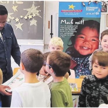Kleine Stars unterstützen Unicef - Auch nach der Pressekonferenz nahm sich Charles Nguela Zeit für die Kinder. Diese dankten es ihm und überreichten ihm auch Geschenke.