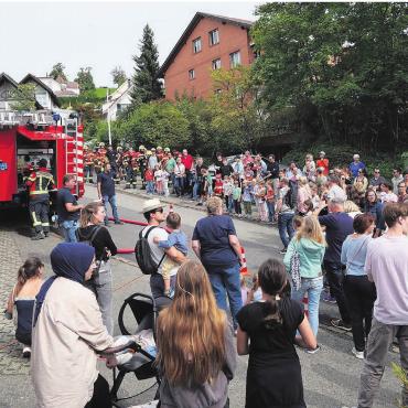 Brand in der Schnitzelheizung - Das Publikum erschien zahlreich und erlebte eine abwechslungsreiche Übung. Bilder: Vincenz Brunner