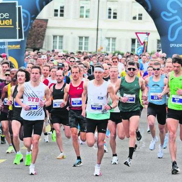 In neuem Gewand - Letztes Jahr starteten rund 3000 Leute am Reusslauf. Dieses Jahr wird die 3000er-Grenze voraussichtlich geknackt. Unter anderem dank der neuen Halbmarathon-Kategorie. Bild: Archiv