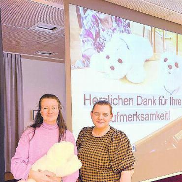 Robotik – Fluch oder Segen? - Sabina Misoch (links) ist Leiterin des Instituts für Altersforschung an der Ostschweizer Fachhochschule. Hier zusammen mit Bianca Voegeli, Leiterin Bildung im Reusspark. Bild: Walter Minder