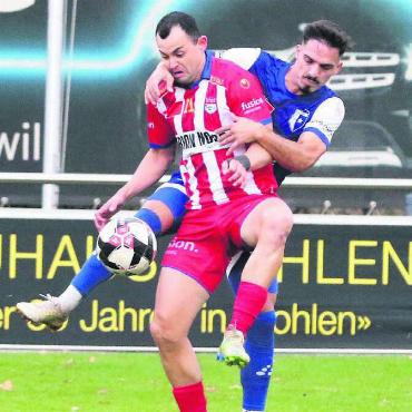 Erste Cup-Hürde - Der FC Wohlen (hinten Edison Golaj) will in die nächste Cup-Runde. Bild: Stefan Sprenger