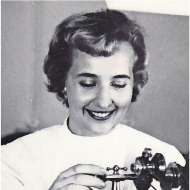 Die ewige Liebe zum Detail - Die Aufnahme zeigt Pia Strebel, heute 95-jährig, als engagierte Frau während ihrer Zweitausbildung.